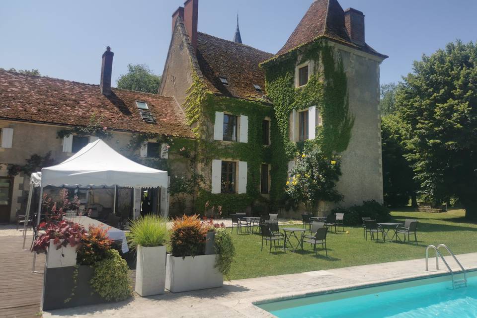 La piscina y su carpa, delante del castillo