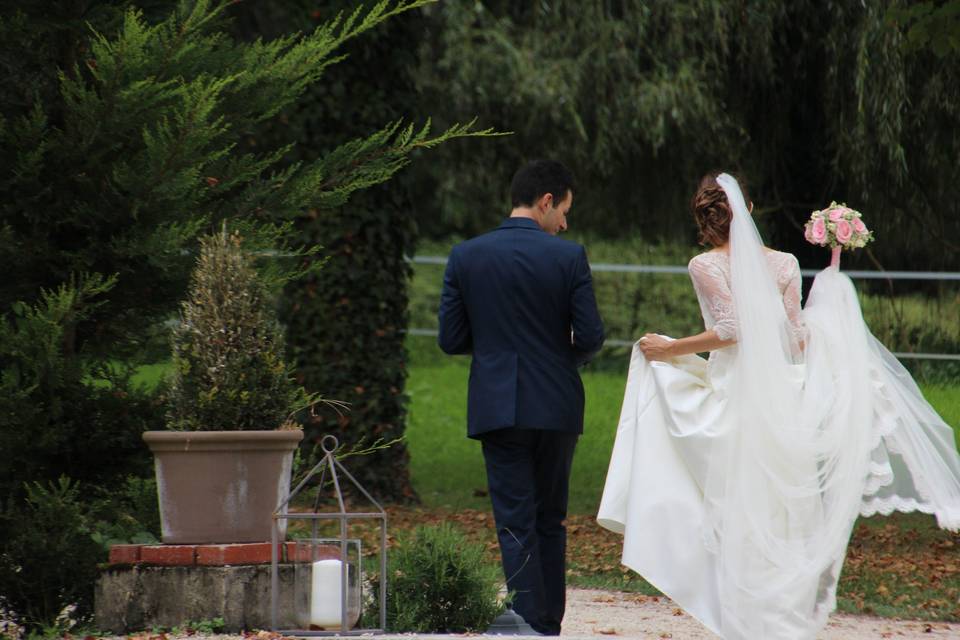 Los novios en el parque del castillo