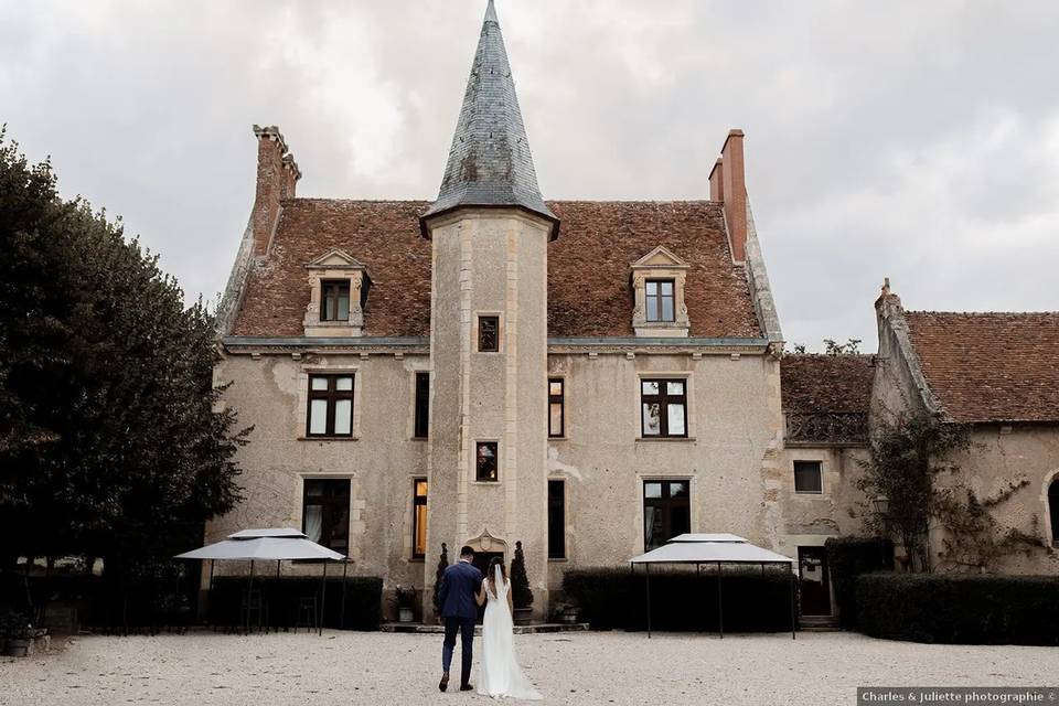 Los novios delante del castillo