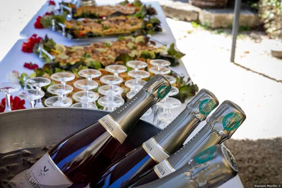 Champán y canapés en el cóctel