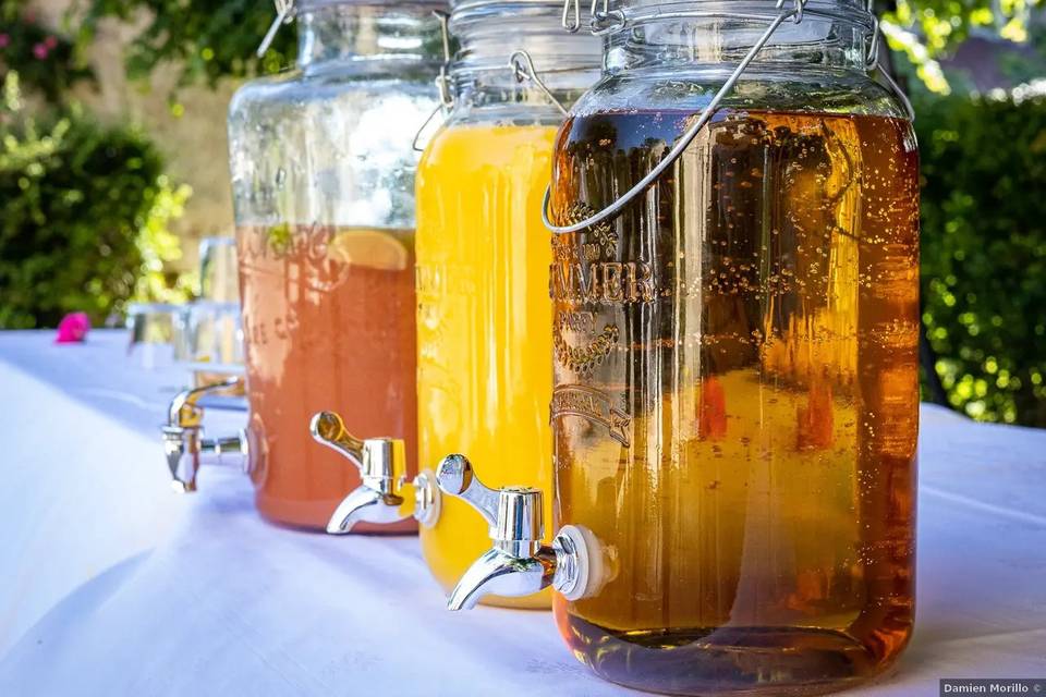 Dispensadores de bebidas en el bufé