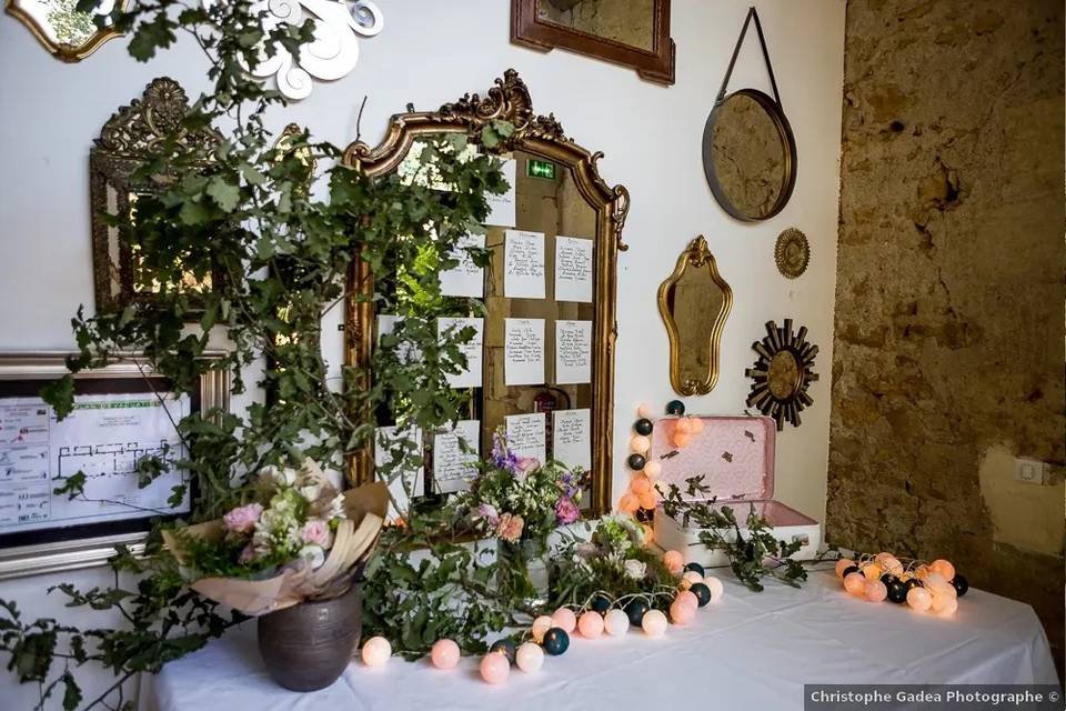 Decoración de boda: espejos, flores y guirnaldas de luces