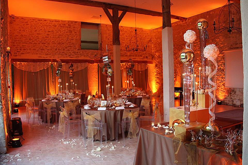 El salón de recepciones decorado para una cena de boda
