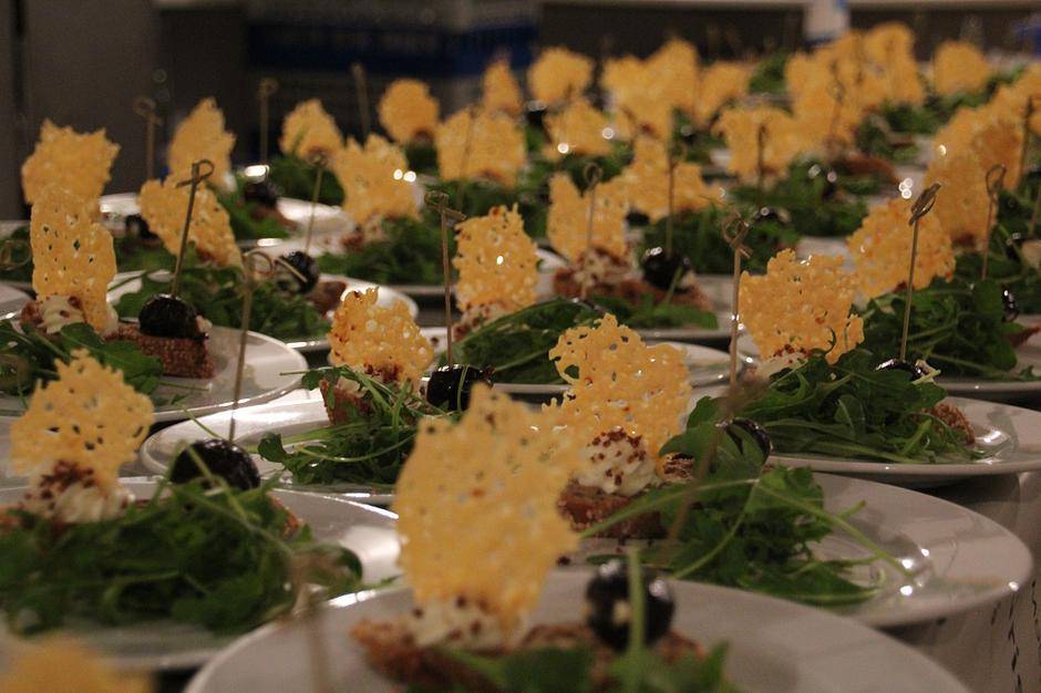 Entrantes emplatados para un banquete de boda